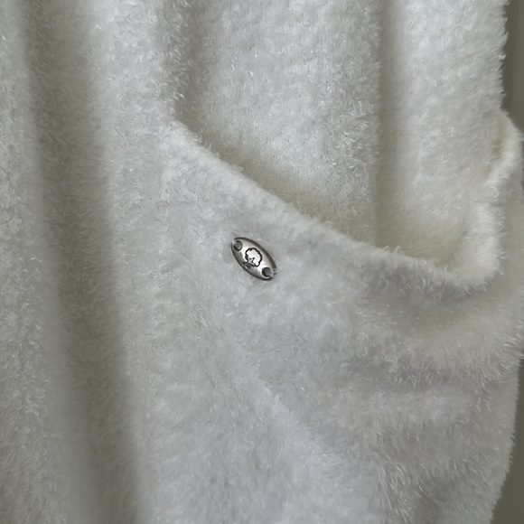 Southern shirt super soft robe, so cuddly, white, smoke free home. - Picture 3 of 7